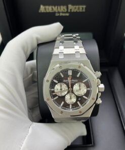 Alternative view of Audemars Piguet Royal Oak Selfwinding Chronograph/ Stainless Steel/ Black Dial/ White Sub-Dials (Ref#26331ST.OO.1220ST.02)